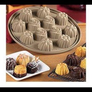 Pampered Chef silicone floral cupcake pan